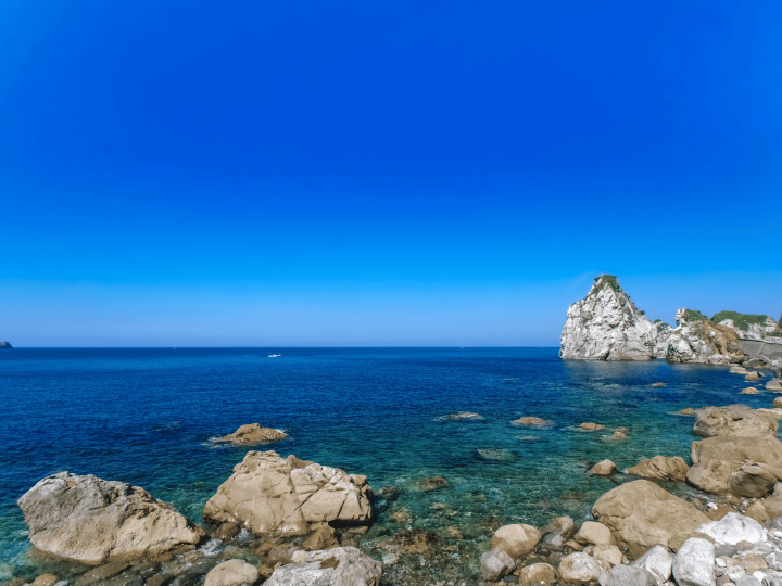 White limestone cliffs and crystal-clear blue waters at Shirasaki Marine Park in Wakayama