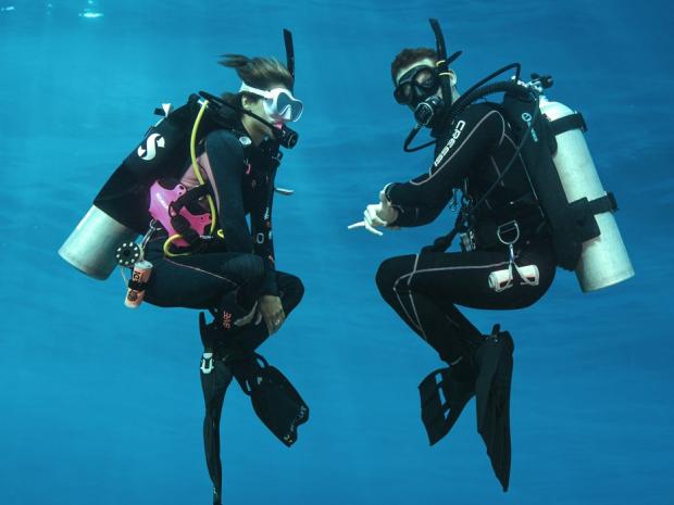 Two divers practicing Peak Performance Buoyancy