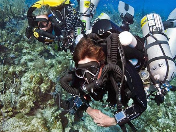 Tec divers with rebreather and sidemounts
